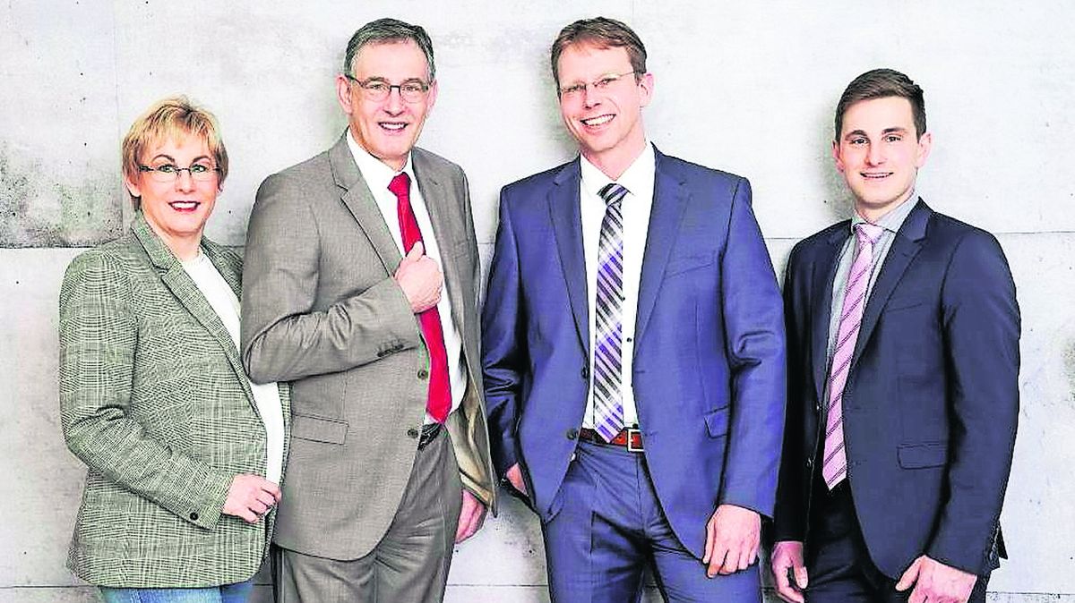 Sie stehen für das Unternehmen Fleischerei Busse: Johanna Ehlers geborene Busse, Hermann Busse, Marc Vergien und Hans-Christian Ehlers (von links). Foto: Dahmke Photographie