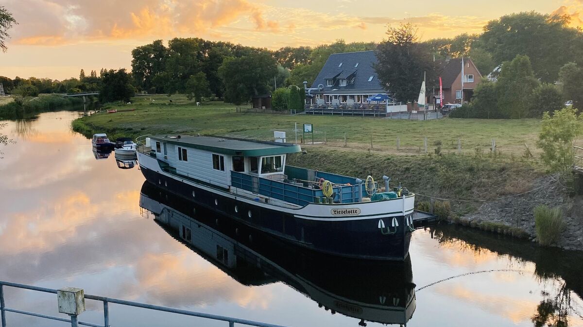 Das Hausboot "Lieselotte" ist in der Medemstadt längst schon so etwas wie ein Wahrzeichen. Die Otterndorfer und die Urlaubsgäste haben das 36,5 Meter lange Schiff, das normalerweise an der Medem, nahe der Jugendherberge liegt, sehr lieb gewonnen. Foto: Rose
