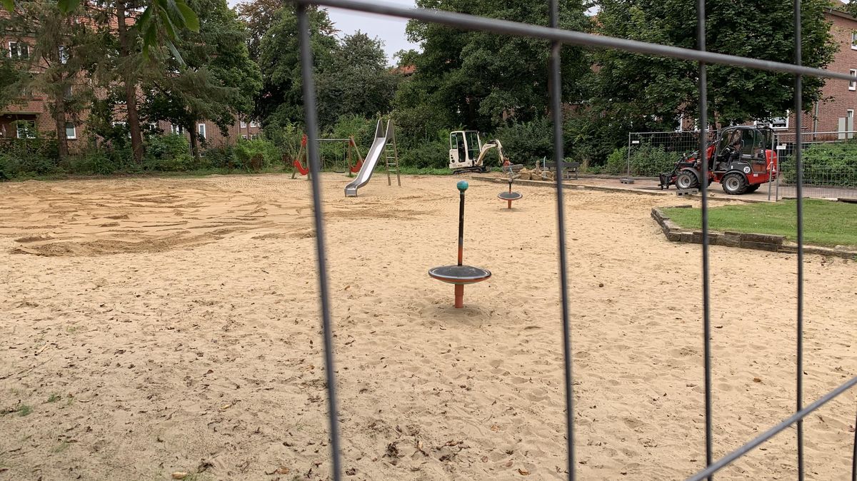 Da bleibt nur der Blick durchs Gitter: Eine der beiden Sandgruben ist derzeit gesperrt. Foto: Kuczorra