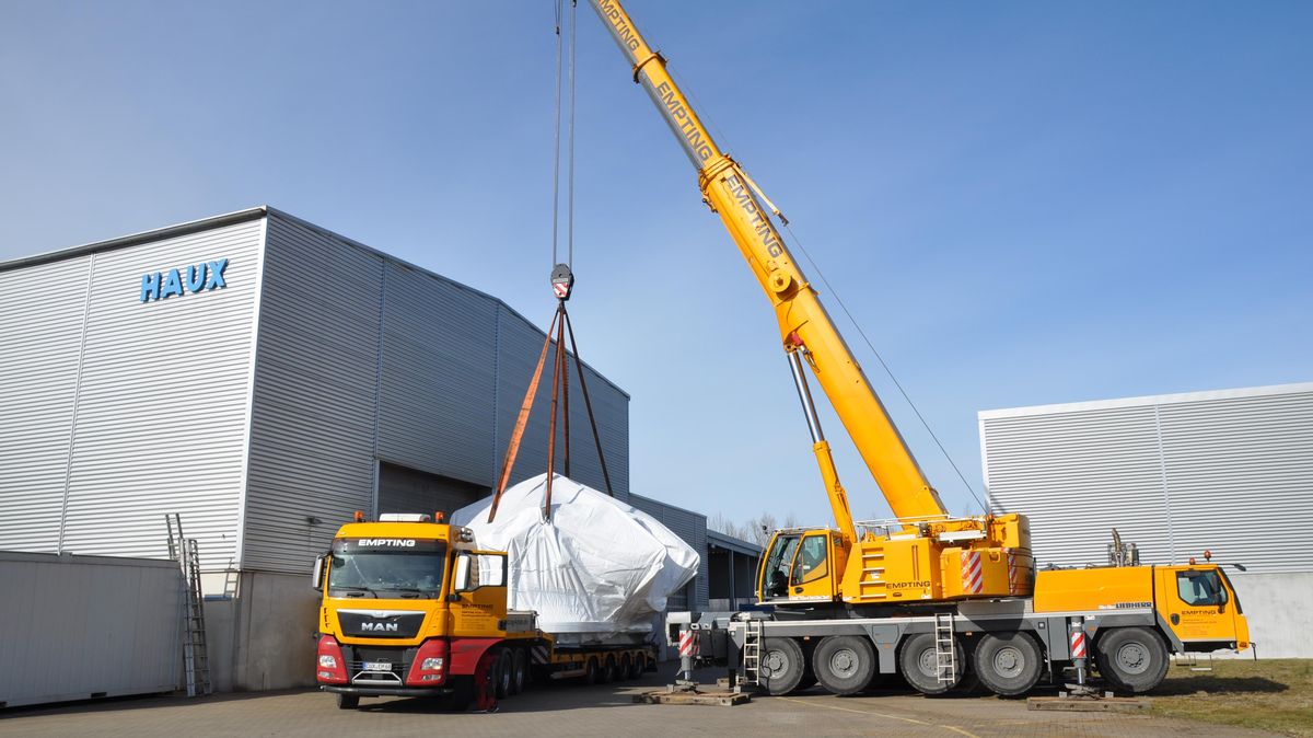 Ein Autokran der Firma Empting mit 120 Tonnen Tragkraft verlädt die Taucherglocke mit einem Gewicht von 40 Tonnen auf den Sattelschlepper. Foto: Fischer