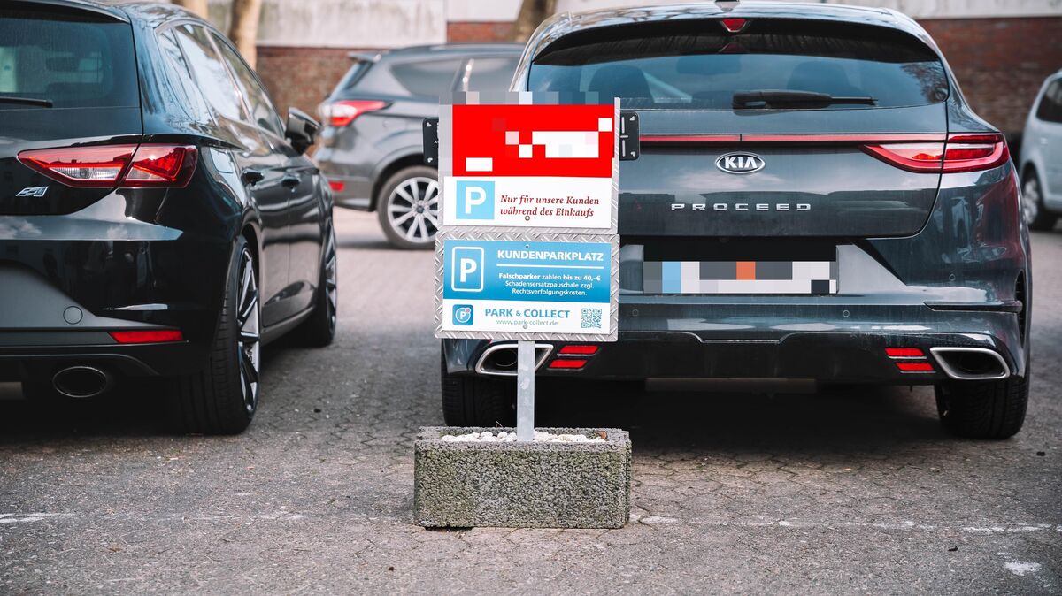 Schilder weisen auf dem Parkplatz darauf hin: Hier dürfen nur Kunden parken. Foto: Keck