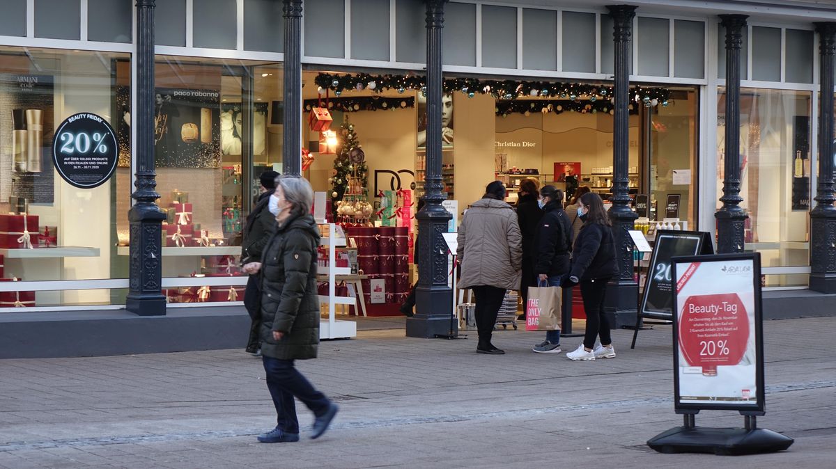 Die Douglas-Filiale ist aus der Cuxhavener Innenstadt kaum weg zu denken. Ob sie auch künftig bestehen bleibt und wie es um die Bremerhavener Filialen steht, teilte der Konzern jetzt mit. Foto: von der Decken
