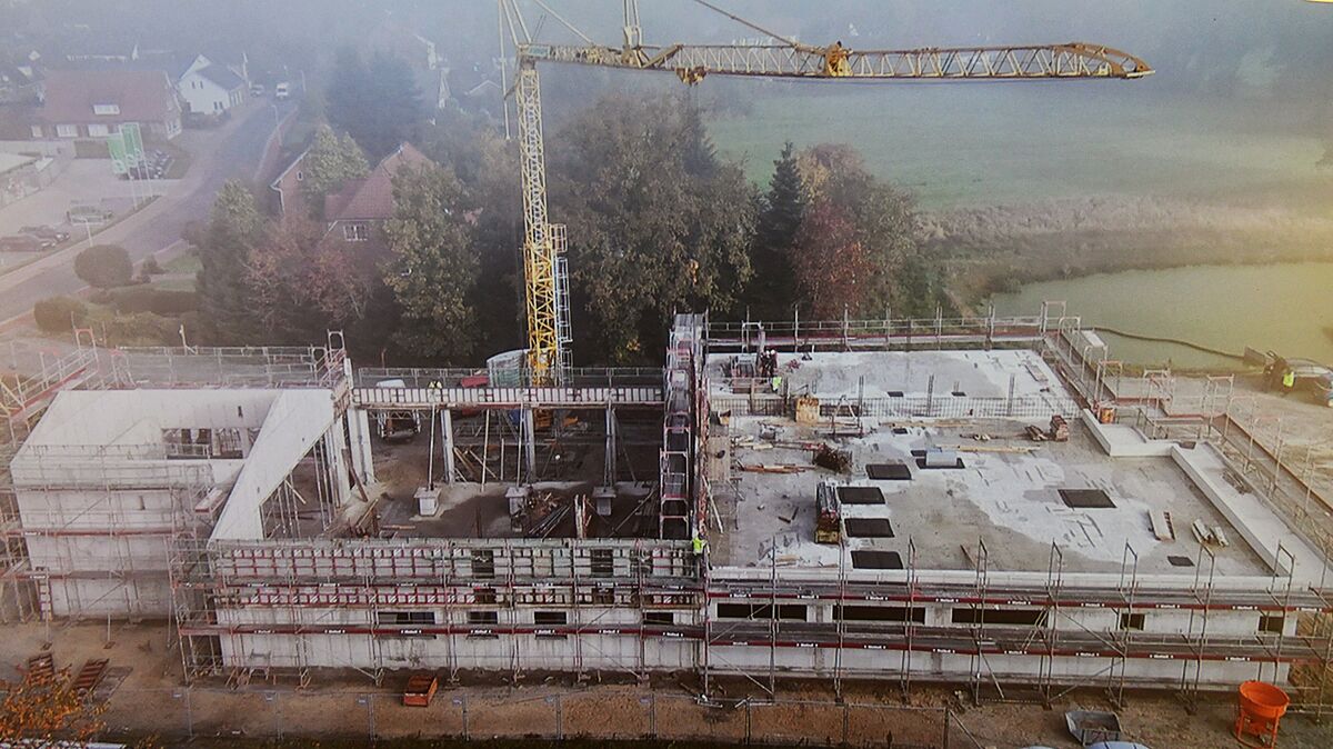 Auch das ist eines der großen Projekte der Samtgemeinde Hemmoor, die  Kapital in Millionenhöhe binden: der Neubau eines Feuerwehrhauses, das künftig die Feuerwehren aus Westersode und Althemmoor nutzen werden. Für die Wehren, in denen Ehrenamtliche aktiv sind, muss die Samtgemeinde die Sachkosten sicherstellen. Das gehören neben Material und Fahrzeugen eben auch die Ausgaben für die Feuerwehrhäuser. Foto: Samtgemeinde Hemmoor