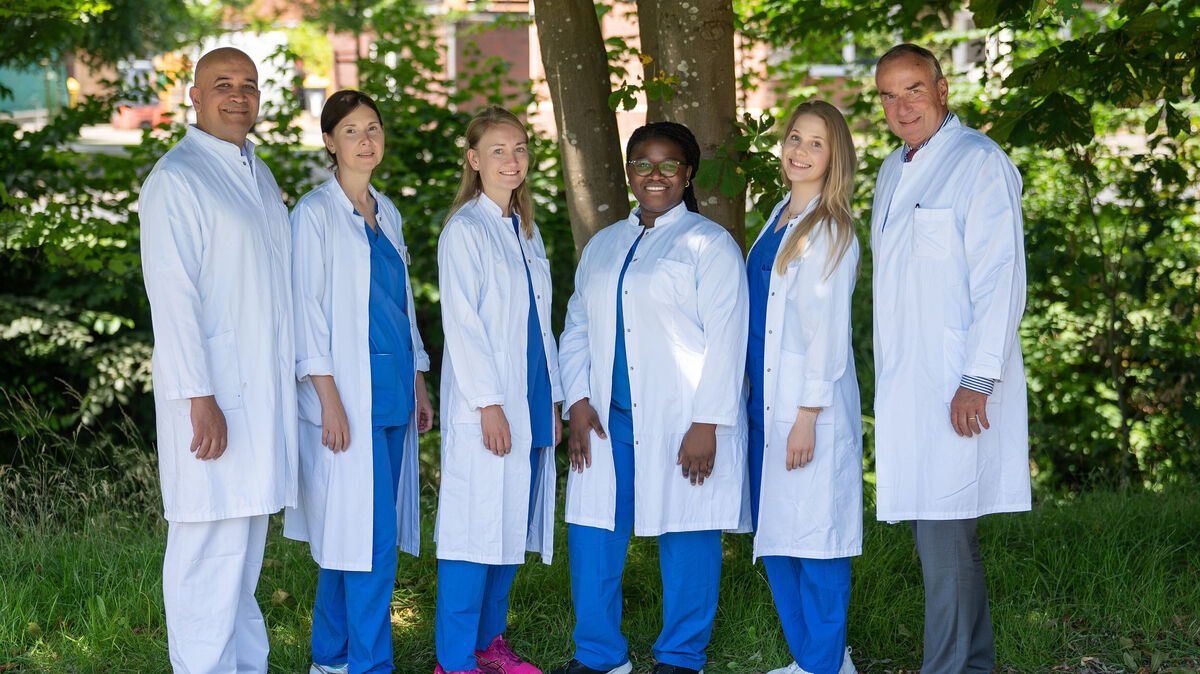 Das gynäkologische Ärzteteam der Helios-Klinik Cuxhaven um Chefarzt Prof. Dr. Dirk Kieback (r.). Foto: David Farcas