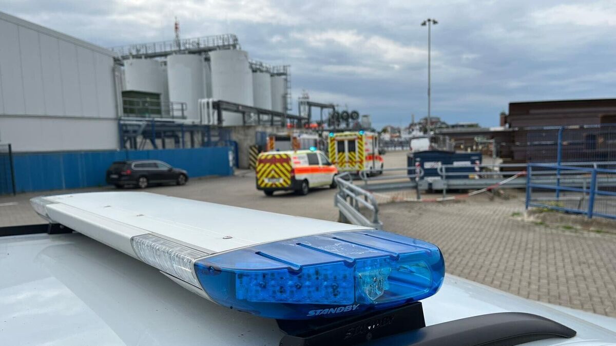 Drei Feuerwehrfahrzeuge, ein Rettungs- und ein Notarztwagen fuhren zum Lübbertkai. Foto: Unruh