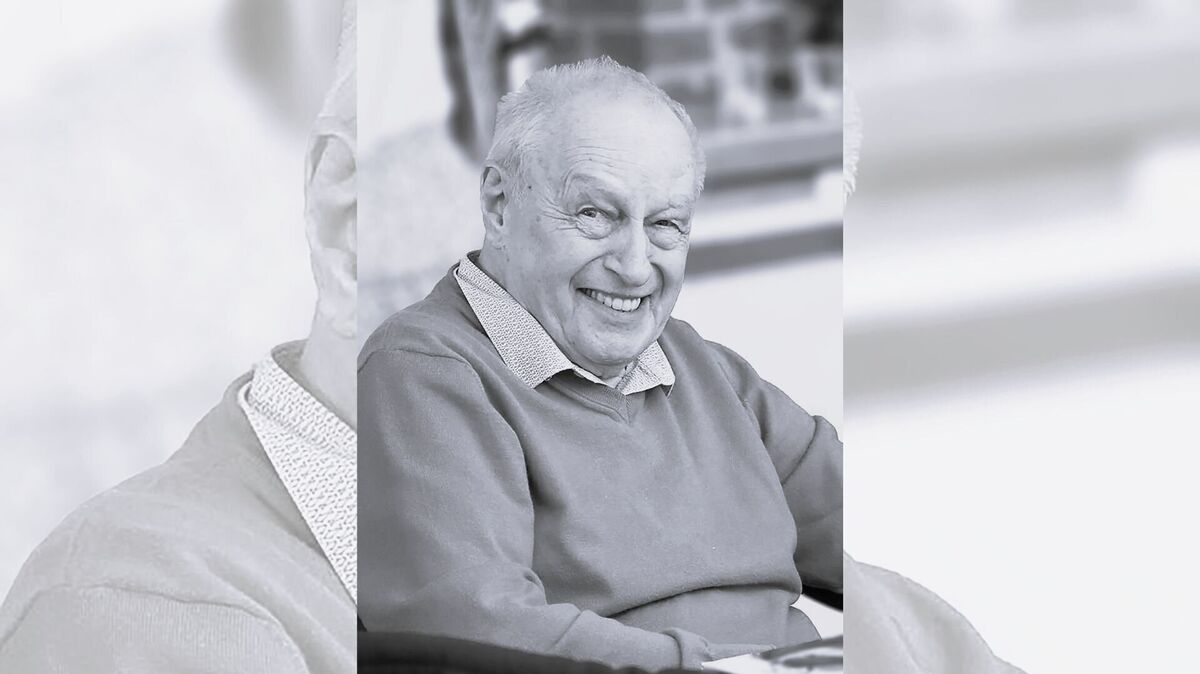 Nach seiner aktiven Zeit als Dirigent wurde Jürgen Grell 2012 zum Ehrendirigenten ernannt und blieb den Hechthausener Ostemusikanten als Saxophonist treu – bis vor wenigen Wochen spielte er noch regelmäßig mit. Foto: Moritz Sievers