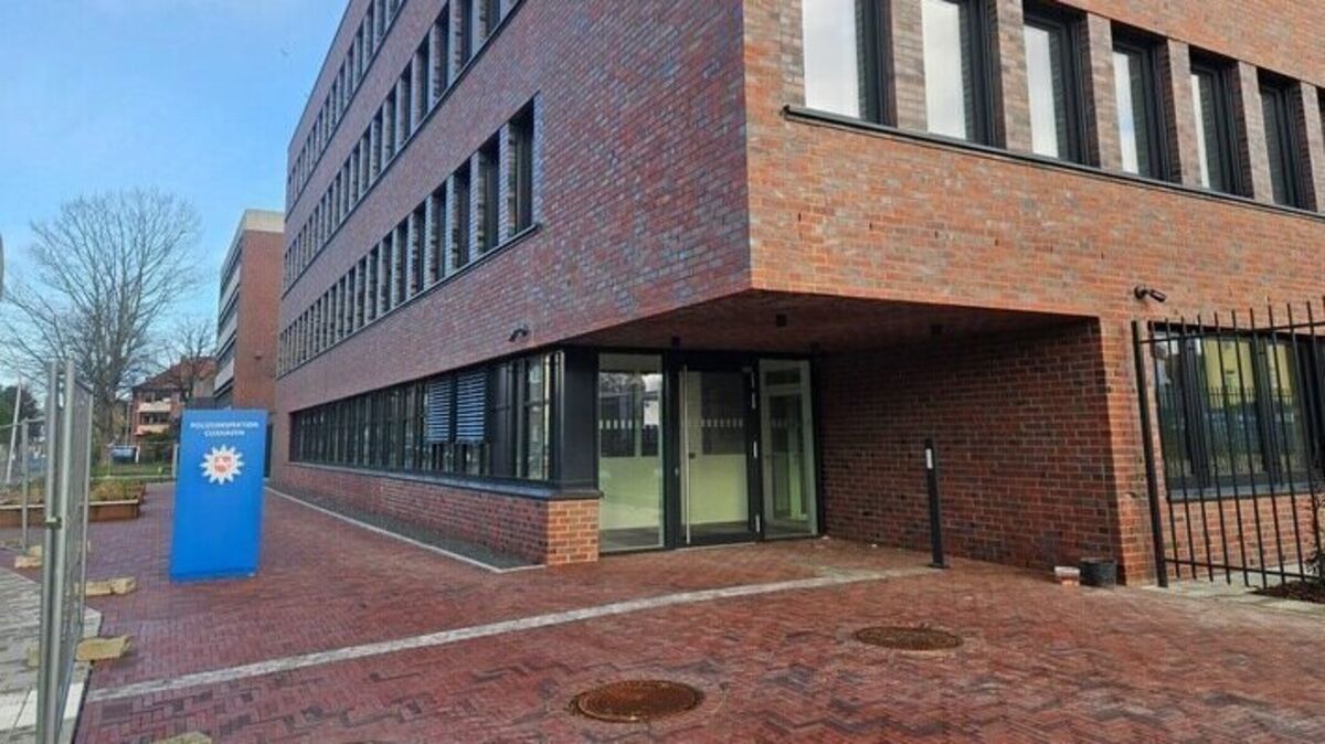 Der neue Haupteingang der Polizeiinspektion Cuxhaven in der Werner-Kammann-Straße ist ab sofort für den Publikumsverkehr geöffnet. Foto: Polizei Cuxhaven