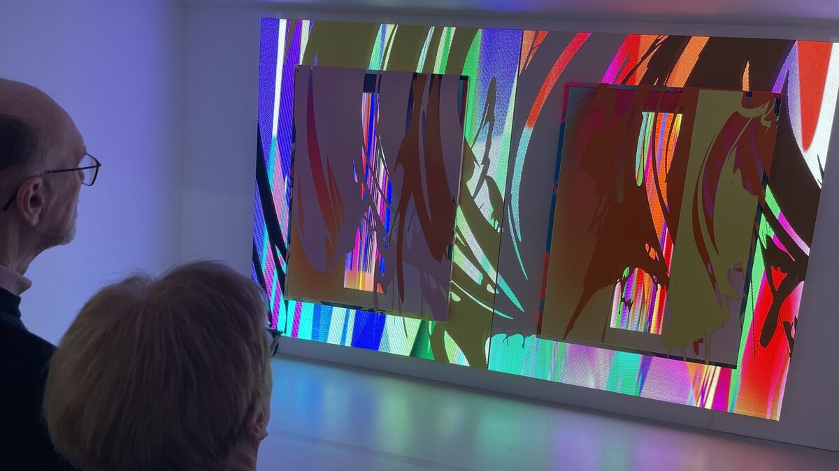 Auch diese ältere Arbeit verbindet Malerei mit Digitalkunst, vermischt die Grenzen, ist in Bewegung und Veränderung und zieht die Besucher merklich in den Bann.