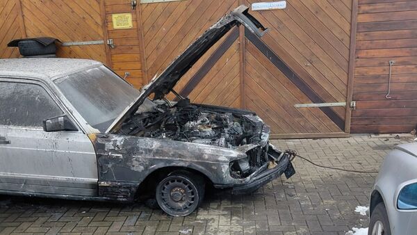 Großeinsatz der Feuerwehr in Wanna: Auto geht in angrenzender Garage in Flammen auf