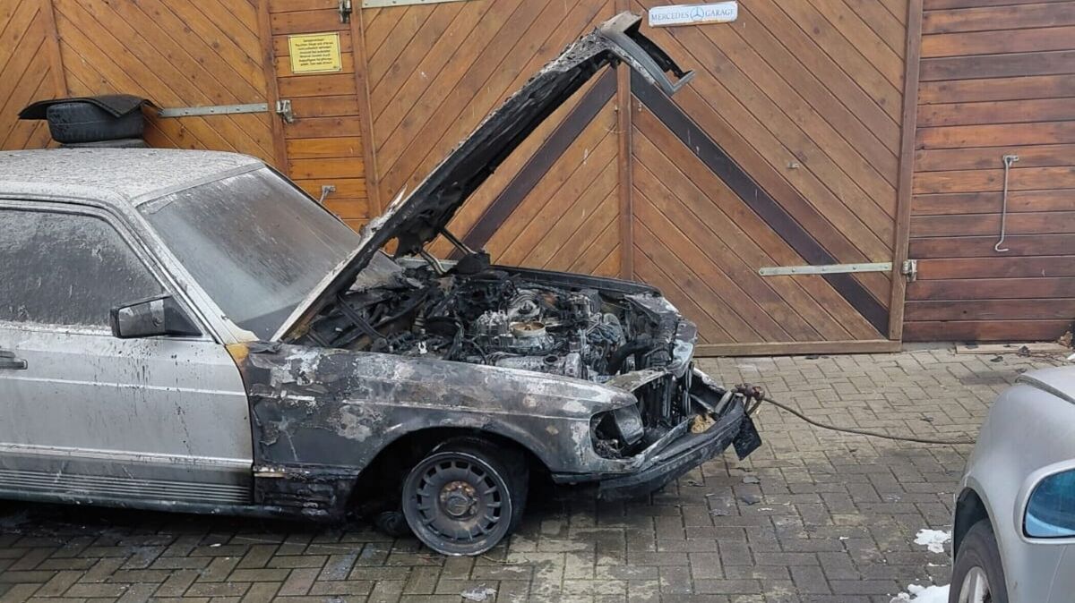 Einsatzkräfte zogen das stark beschädigte Auto aus der Garage. Foto: Feuerwehr