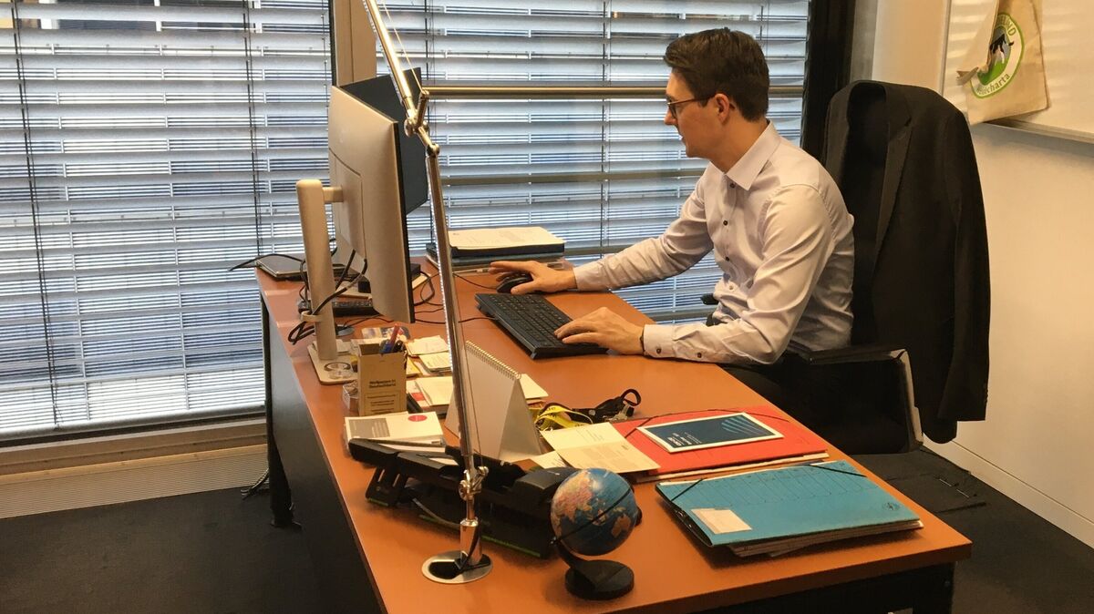 Christoph Frauenpreiß an seinem Schreibtisch in seinem Abgeordnetenbüro im Paul-Löbe-Haus. Die Arbeitstage enden selten vor 22 Uhr. Foto: Musa