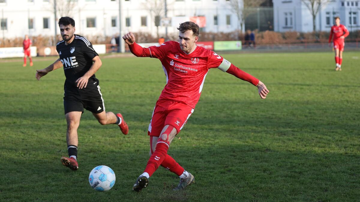 Lennard Gersonde trifft mit Rot-Weiss Cuxhaven auf Altenwalde und Ramazan Topcu. In der vergangenen Saison trennten sich beide Teams 2:2-unentschieden auf der Kampfbahn. Foto: Unruh