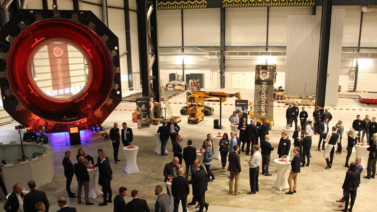 Viel Platz hatten die rund 150 geladenen Eröffnungsgäste in der rund 5000 Quadratmeter großen Werkshalle von Nordmark neben Siemens. Foto: Sassen