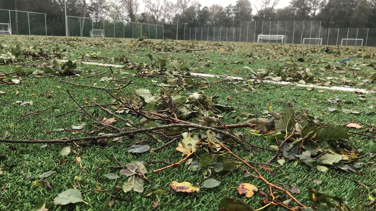 Der Sturm am Freitag hat seine Spuren hinterlassen auf dem Kunstrasenplatz am Strichweg. Die Stadt Cuxhaven hat diesen das gesamte Wochenende für den Spielbetrieb gesperrt. Foto: Unruh