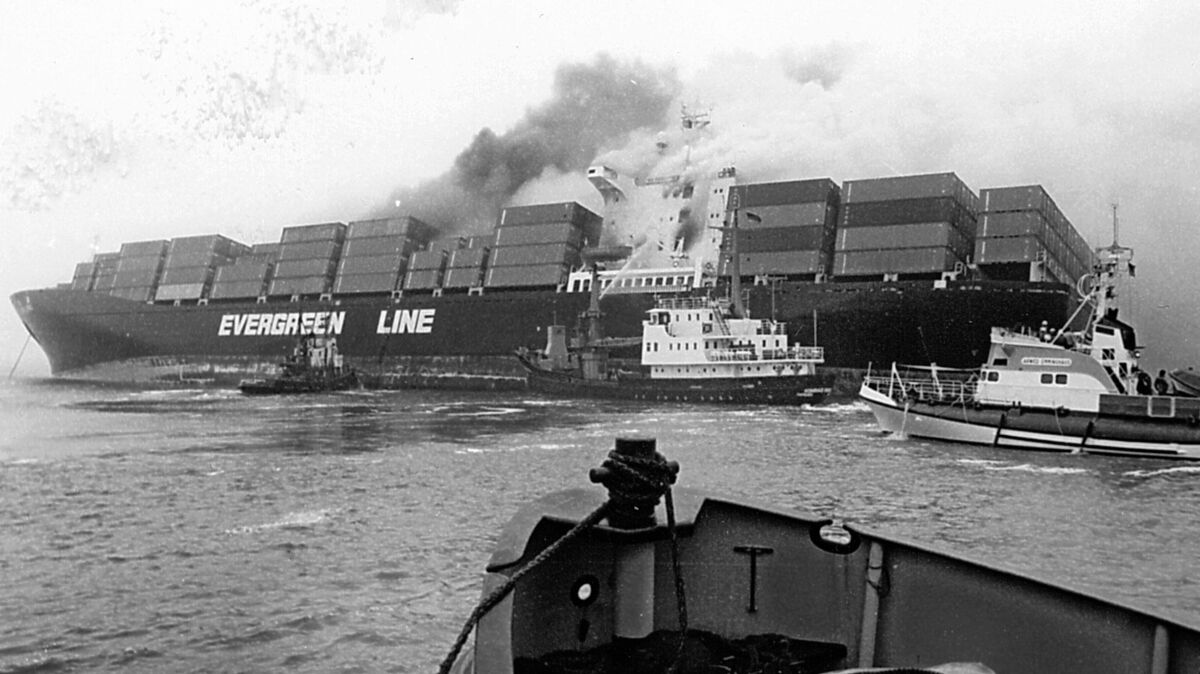 Vor 40 Jahren kollidierten auf der Elbe vor Altenbruch der Containerfrachter "Ever Level" und der brasilianische Stückgutfrachter "Itapagé". Die "Ever Level" brannte tagelang. Foto: Heinsohn