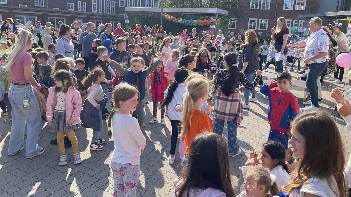 Überall in den Schulen und Kitas hatten die Kinder Text und Tanzbewegungen zum Song des Weltkindertags "Ich darf das" einstudiert und sangen beim Fest im Rathaus-Innenhof mit Inbrunst mit. Foto: Reese-Winne