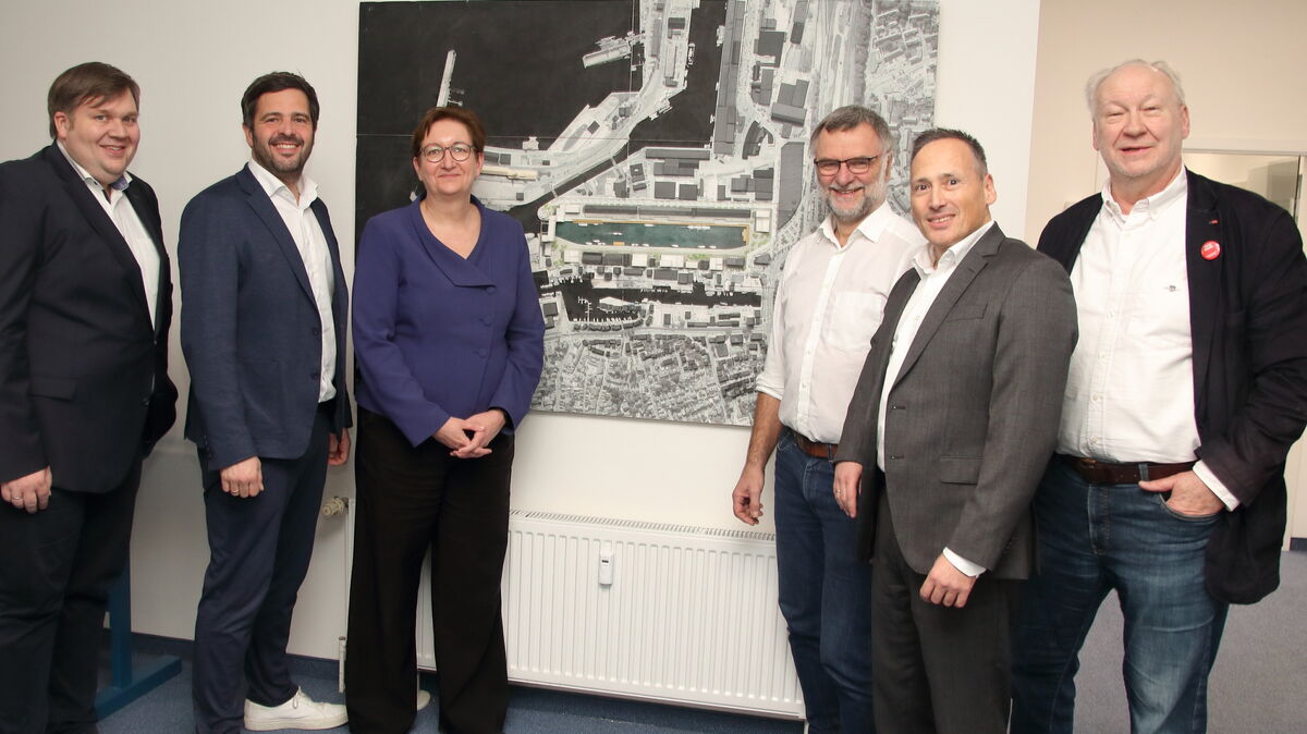 Klara Geywitz, Bundesministerin für Wohnen, Stadtentwicklung und Bauwesen, wurde in Cuxhaven von (v. l.) Projektentwickler Philipp Jouck, ihrem Fraktionskollegen Daniel Schneider, den AFH-Geschäftsführern Jörg Staiger und Thomas Wind sowie dem SPD-Ratsfraktionsvorsitzenden Gunnar Wegener begrüßt.