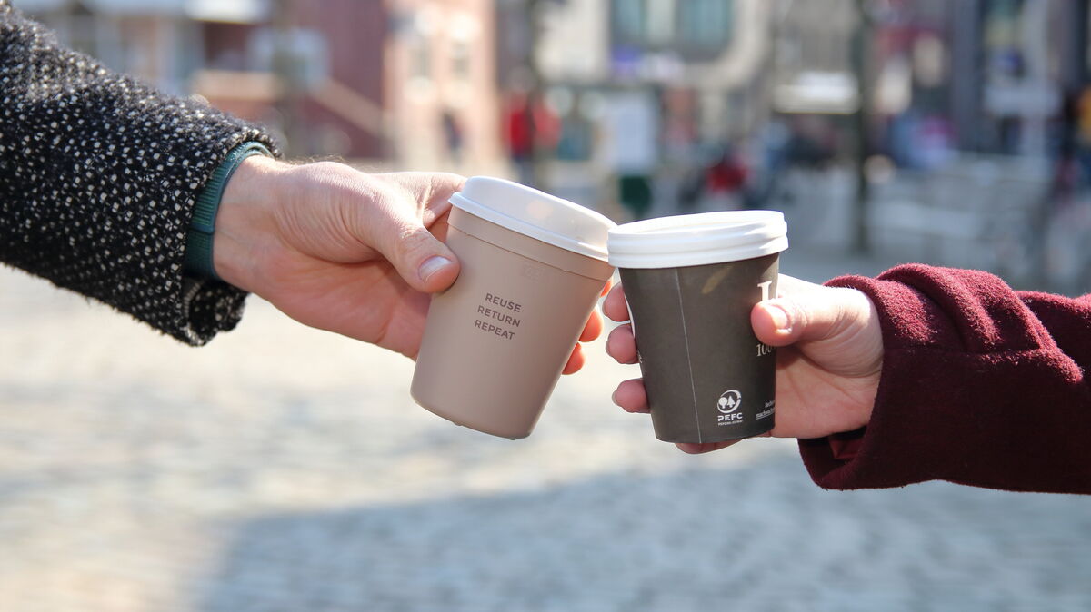 Im Getränke-Segment haben sich Mehrweg-Lösungen etabliert. Gefäße wie der "To go"-Becher aus Kunststoff (links im Bild) wären weiterhin steuerfrei, kosten aber Pfand. Auf das Pendant aus Pappe (rechts) fiele nach Einführung einer Verpackungssteuer in Orten wie Cuxhaven oder Hemmoor eine Abgabe an. In Städten wie Tübingen oder Konstanz, wo die Steuer bereits erhoben wird, liegt jene bei 50 Cent. Foto: Koppe