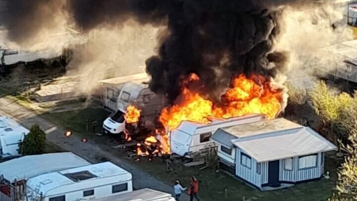 Als die Einsatzkräfte auf dem Campingplatz in Sahlenburg ankommen, stehen bereits mehrere Fahrzeuge in Vollbrand. Foto: Privat an FF Sahlenburg