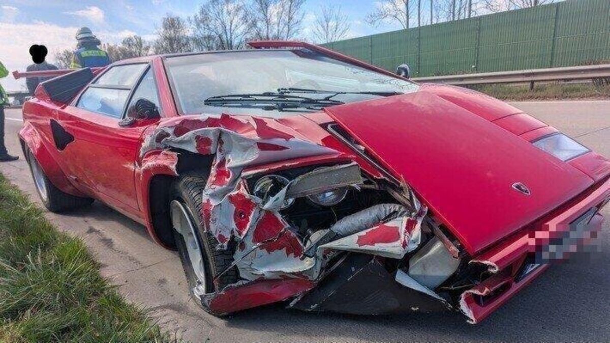 Der stark beschädigte Lamborghini Countach nach dem Unfall auf der A27 bei Cuxhaven. Foto: VU_BAB