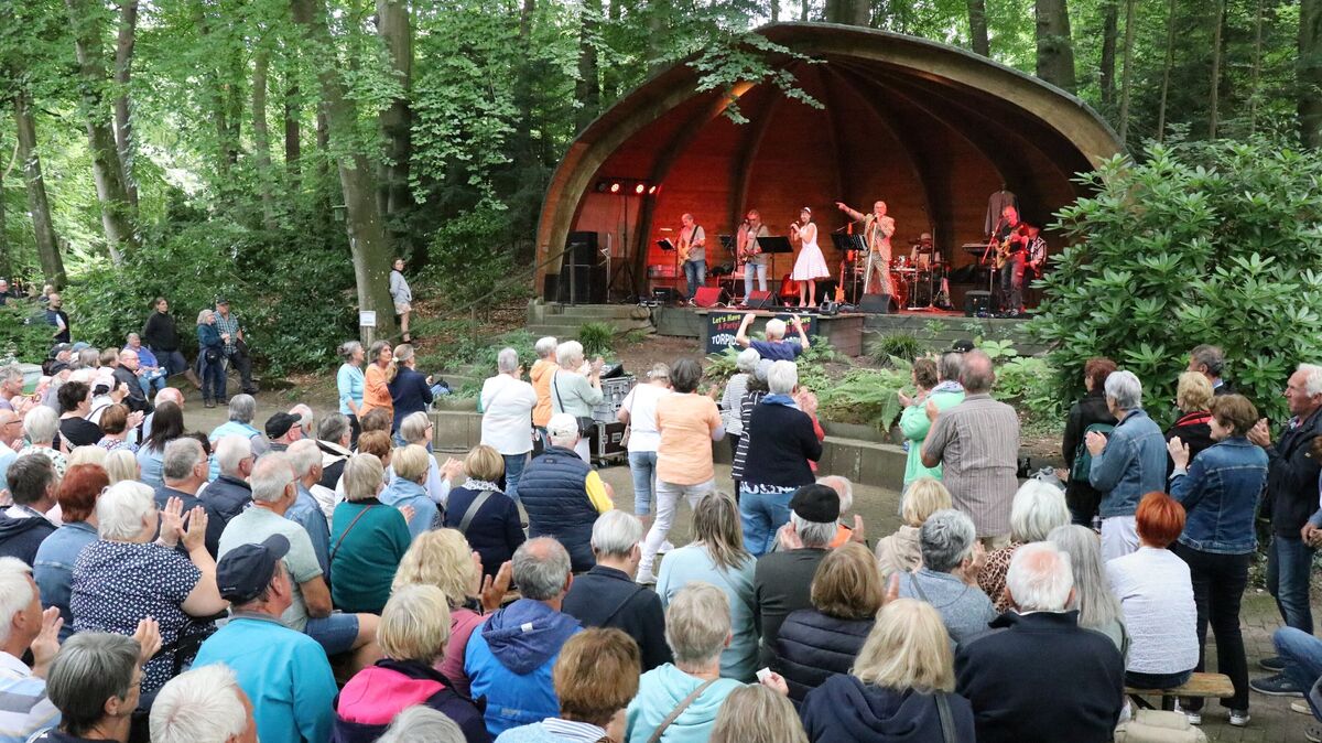 Die Torpids übertrugen ihre Spielfreude auf die Zuschauer. An der Wingster Konzertmuschel wurde schon beim ersten Stück ordentlich mitgetanzt. Foto: Mangels