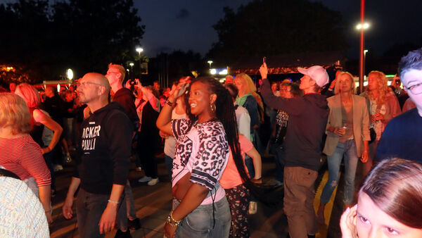 Sommerbeats unter freiem Himmel: So ausgelassen feiert Hemmoor vor dem Rathaus
