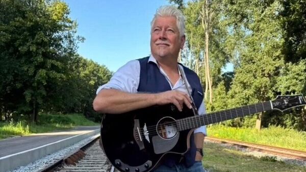 Liedermacher Wilfried Helck kehrt für Konzert nach Armstorf zurück