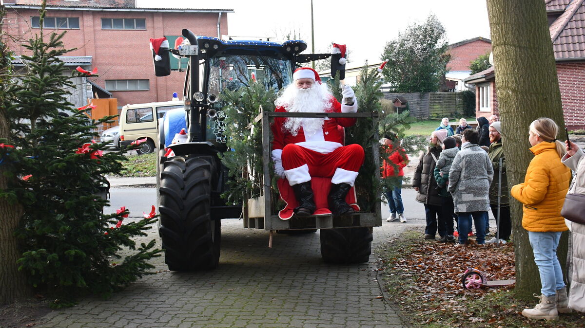 Er durfte natürlich bei den vorweihnachtlichen Veranstaltungen am Wochenende nicht fehlen: In Cadenberge ließ sich der Weihnachtsmann per Trecker zum Marktgelände fahren
