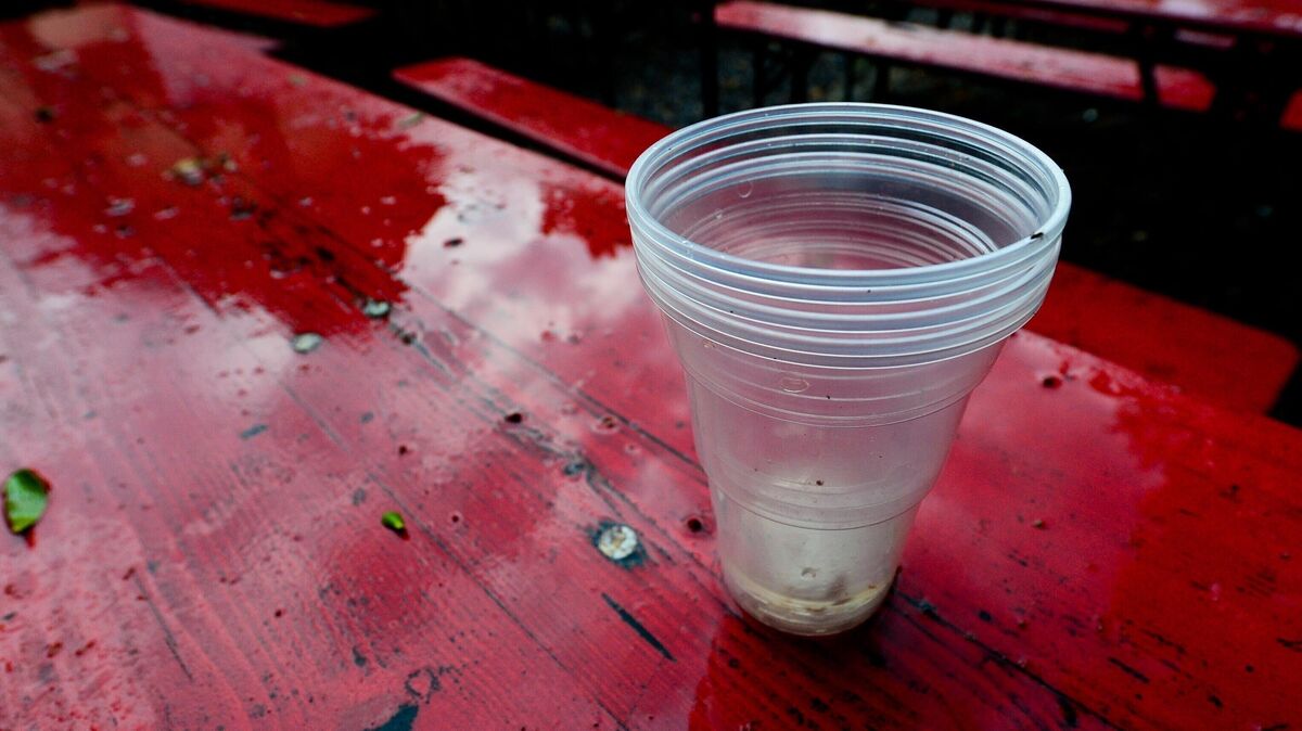 Wie bekämpft man die Flut von Plastikmüll? Eine in Hemmoor diskutierte Variante ist der Einsatz von Mehrweg-Pfandbechern und eines "Spülmobils", um Veranstaltungen umweltgerechter zu organisieren.  Foto: Peter Steffen/dpa