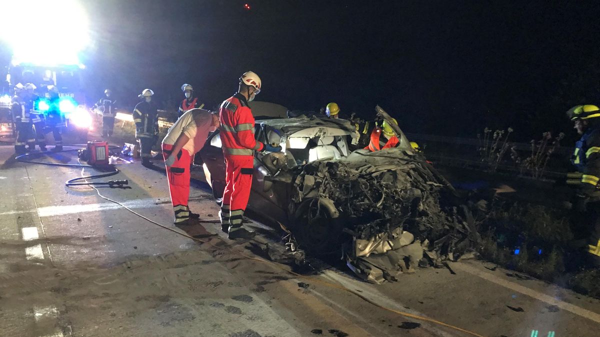 Von dem Auto ist nach dem Unfall nicht mehr viel übrig. Es wurde stark deformiert. Für den Autofahrer kam jede Hilfe zu spät. Er erlag noch an der Unfallstelle seinen schweren Verletzungen. Foto: Berufsfeuerwehr Cuxhaven