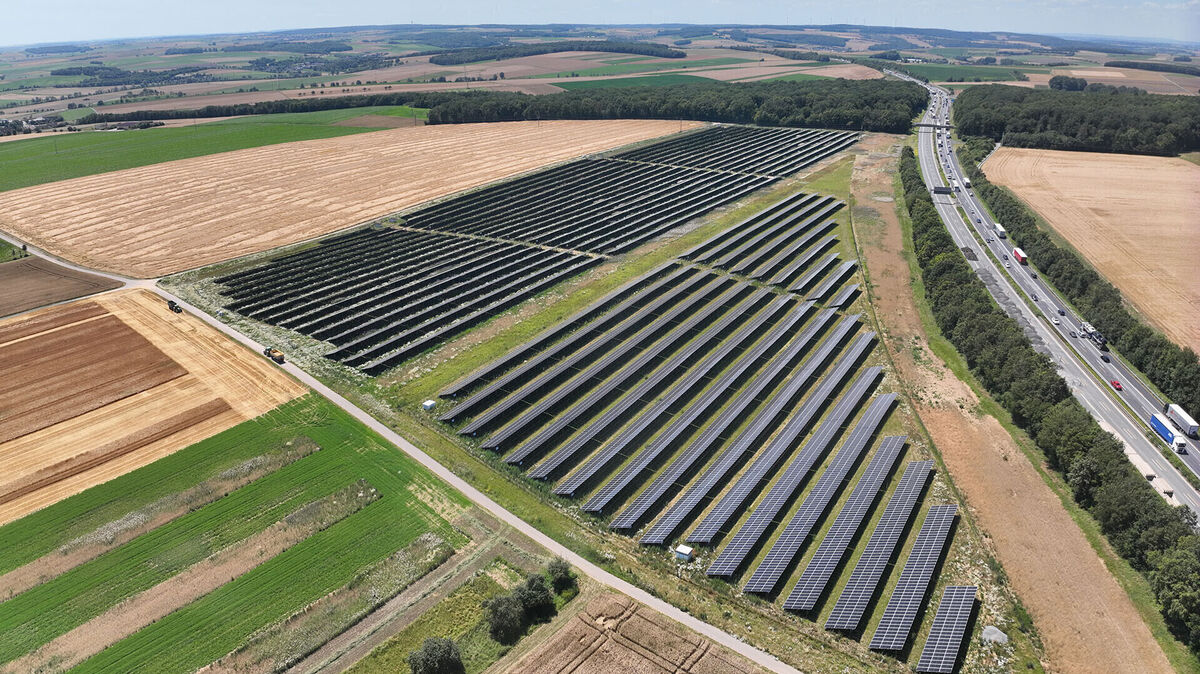 Das Unternehmen Greenovative entwickelt, installiert und betreibt Solarparks in ganz Deutschland (hier eine Anlage im Landkreis Schweinfurt). Auch in Otterndorf soll eine Photovoltaik-Freiflächenanlage entstehen. Foto: Greenovative