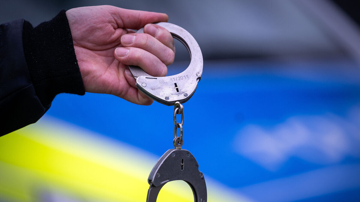 Die Polizei musste in Stotel erneut gegen einen 40-Jährigen einschreiten. Bei dem Einsatz wurden zwei Beamte leicht verletzt. Foto: Soeren Stache/dpa