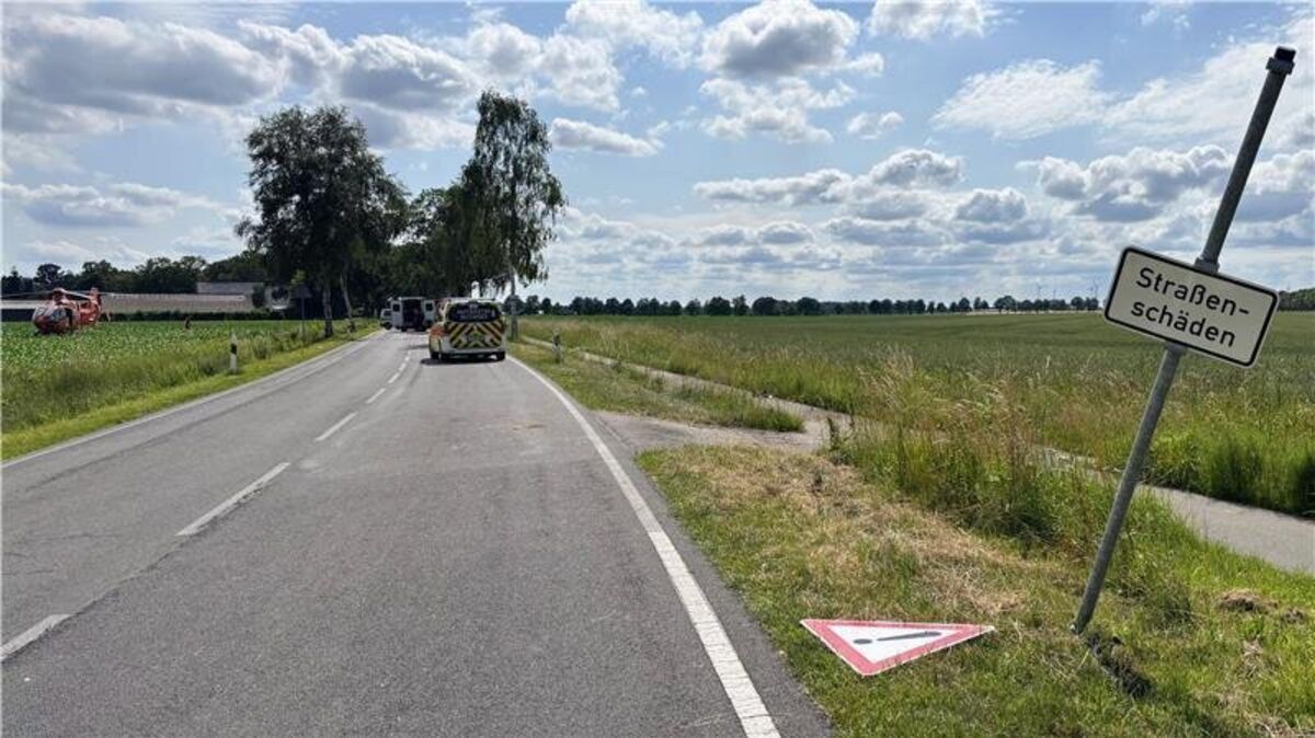 Die Unfallstelle auf der L127: Ein umgekipptes Verkehrszeichen zeugt von dem schweren Motorradunfall, bei dem ein 22-Jähriger schwer verletzt und per Rettungshubschrauber ins Krankenhaus gebracht wurde. Foto: Polizei Stade