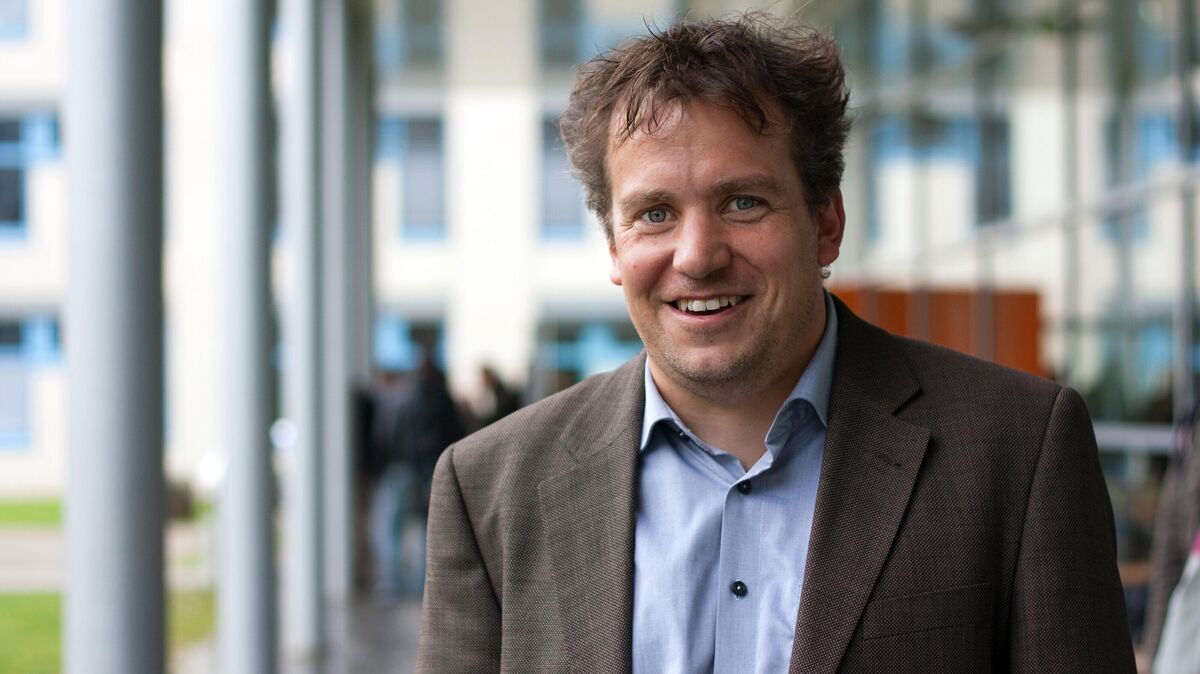 Der Politikwissenschaftler Prof. Dr. Dierk Borstel beschäftigt sich seit vielen Jahren mit Rechtsextremismus, Radikalisierung und der Frage, wie Gesellschaft und Kommunen extremistischen Entwicklungen begegnen können. Foto: Kristin Trüb