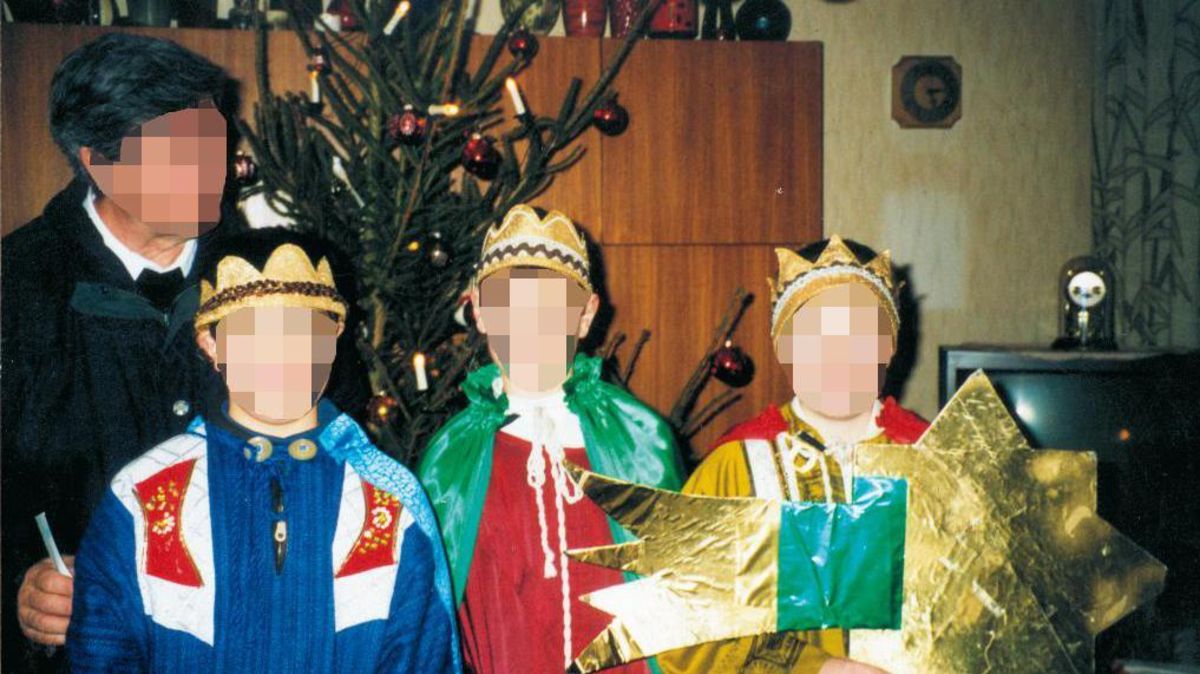 Pastor Georg M., hier mit drei Sternsingern in Cuxhaven, soll mehrere Jungen sexuell missbraucht haben. Foto: Archiv