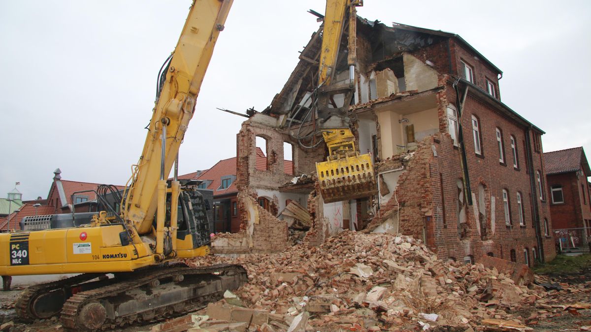 Die "Witwenburg" in Cuxhaven wird abgerissen. Foto: Potschka