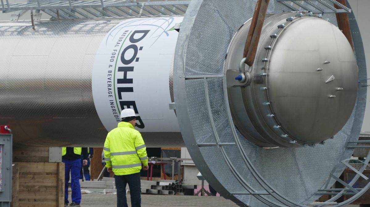 Gigant (noch) am Boden: Wenige Stunden später schwebte der rund 30 Meter lange "Verdampferturm" am "Haken" eines Krans, der ihn durch ein geöffnetes Hallendach an seine endgültige Position bugsierte. Dieser Turm ist ein zentrales Element der Investition in das Neuenkirchener Werk. Foto: Döhler