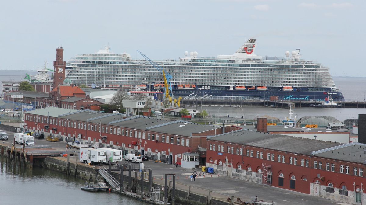 Nachdem bei einem Crew-Mitglied der "Mein Schiff 3" eine Infektion mit dem Coronavirus festgestellt wurde, soll nun die gesamte Besatzung in Cuxhaven getestet werden. Foto: Sassen