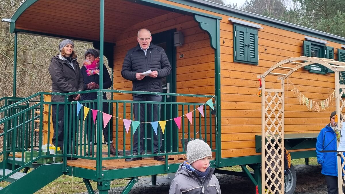 Bärbel Tiedemann (m.) vom Vorstand der Lebenshilfe eröffnete zusammen mit Samtgemeindebürgermeister Jans Tiedemann (l.) und Bürgermeisterin Sabine Wist (r.) das neue Domizil des Waldkindergartens. Foto: Lange