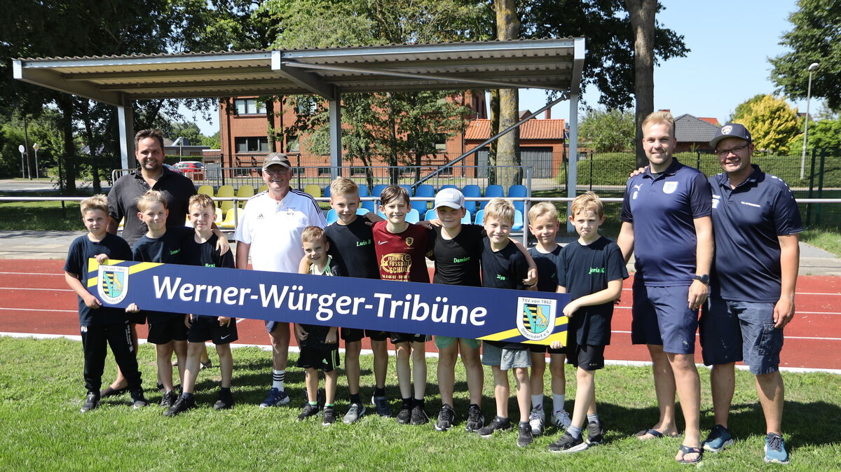Die neue Tribüne auf dem Sportplatz in Otterndorf hat nun einen Namen. Eine besondere Ehre für Werner Würger. Die Vereinslegende des TSV Otterndorf hört nach fast 70-jähriger ehrenamtlicher Tätigkeit auf. Foto: Unruh