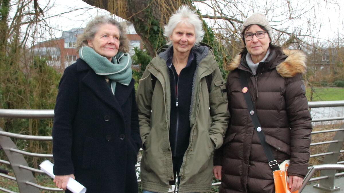 Elke Schröder-Roßbach, Gabriele Grubel und Christine Scobie-Stoppkotte (von links) wünschen sich noch mehr Baumschutz als eine kürzlich erlassene Allgemeinverfügung der Stadt Cuxhaven vorsieht. Foto: Koppe