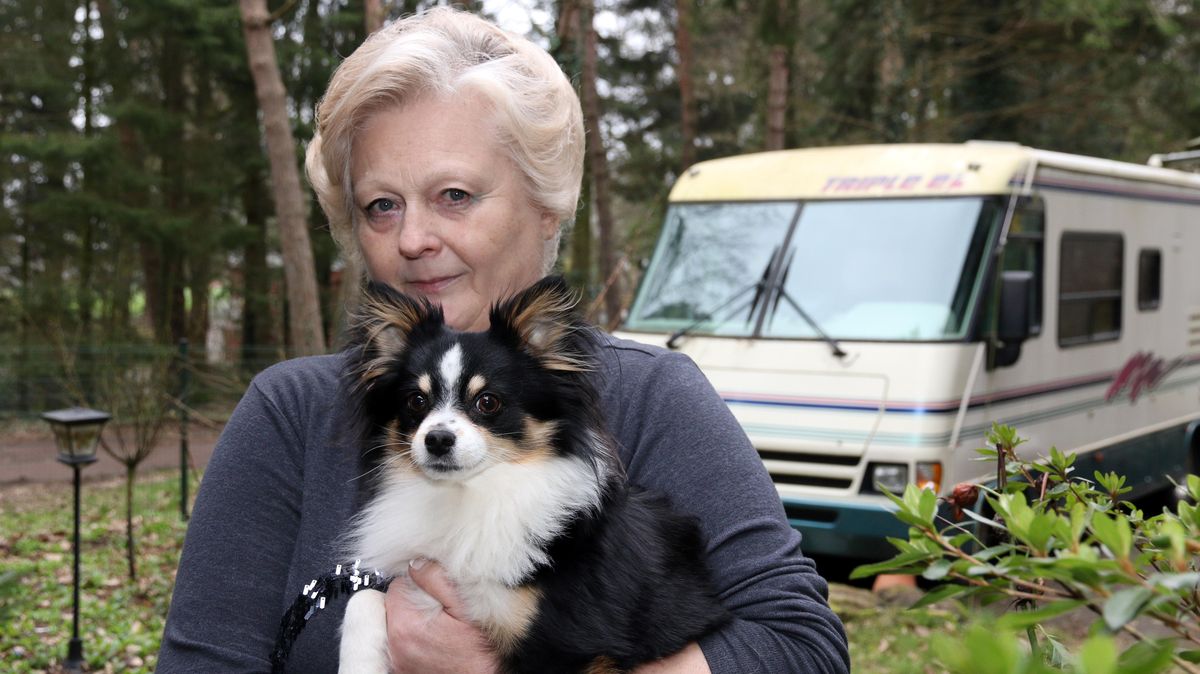 Hildegard Michaelis ist leidenschaftliche Wohnmobilfahrerin. Mit ihrem Hund Charlie unternimmt sie gern spontane kleine Reisen. Doch jetzt widmet sie ihre Freizeit dem Bürgerbus, der ab 1. November die Route Lamstedt-Hechthausen-Hemmoor fahren soll. Foto: Monsees