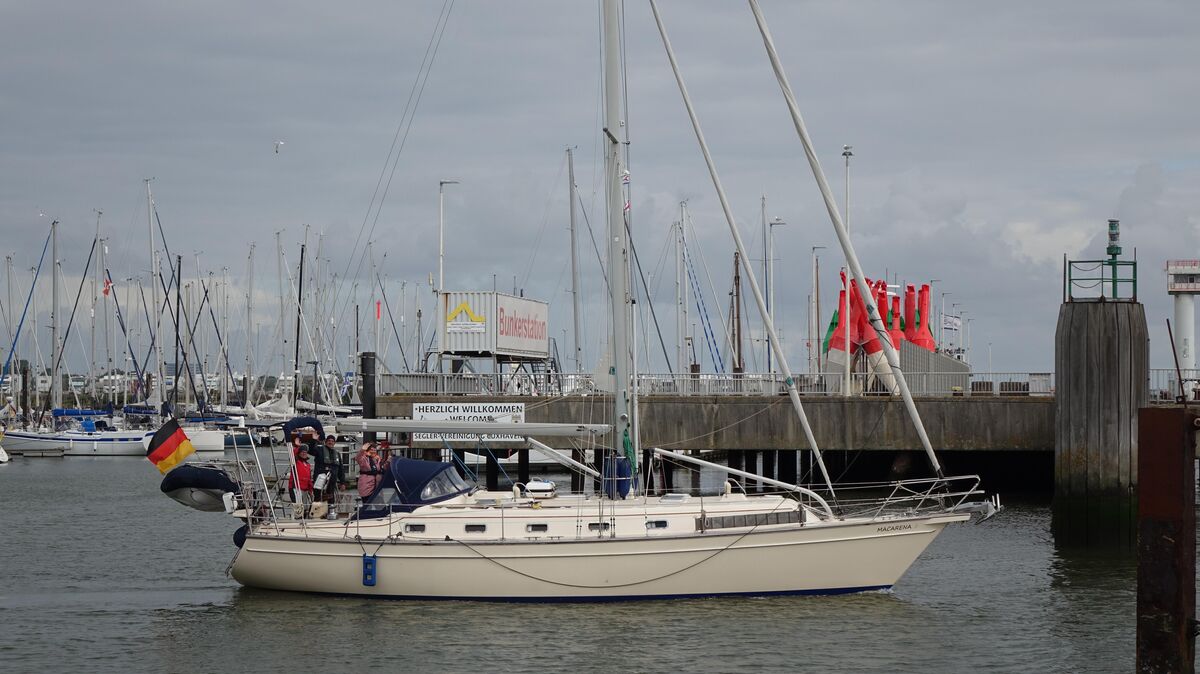 Die "Macarena" verlässt Cuxhaven. Dietrich Gutknecht und Elke Bachmann beginnen ihr Abenteuer. Foto: Fischer