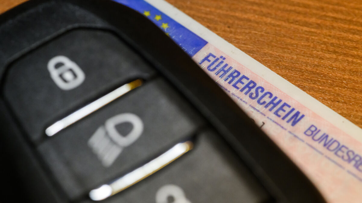 Die Polizei Cuxhaven ermittelt gegen einen 20-Jährigen, der ohne Führerschein mit dem Auto zur Polizeiwache gefahren war. Foto: Michael/dpa