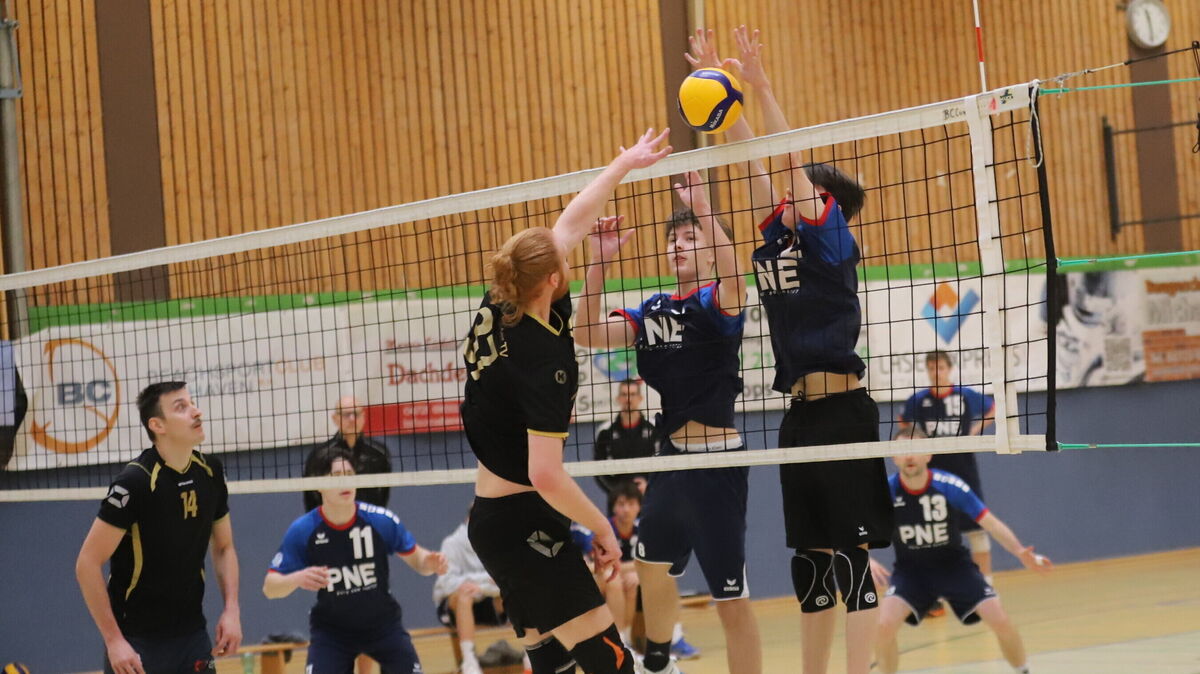 Auch auf eine konzentrierte Blockarbeit wird es am Sonnabend für den BC Cuxhaven ankommen. Die Cuxhavener Volleyballer kämpfen ab 15 Uhr in der BBS-Halle um die Meisterschaft in der Landesliga und den Aufstieg in die Verbandsliga. Foto: Witthohn