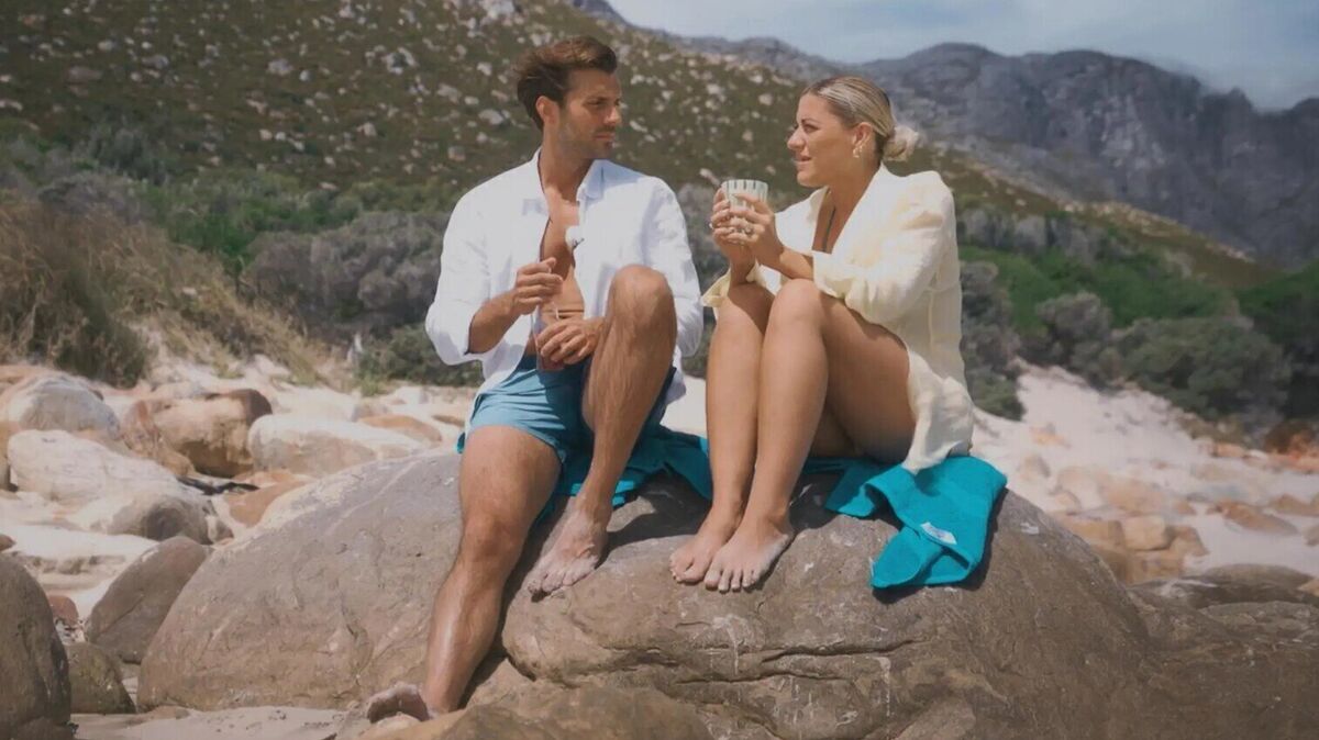 Tiefgründige Gespräche am Strand: Nach ihrem Fotoshooting hatten Tim und Natalie ein paar ungestörte Minuten. Foto: RTL+