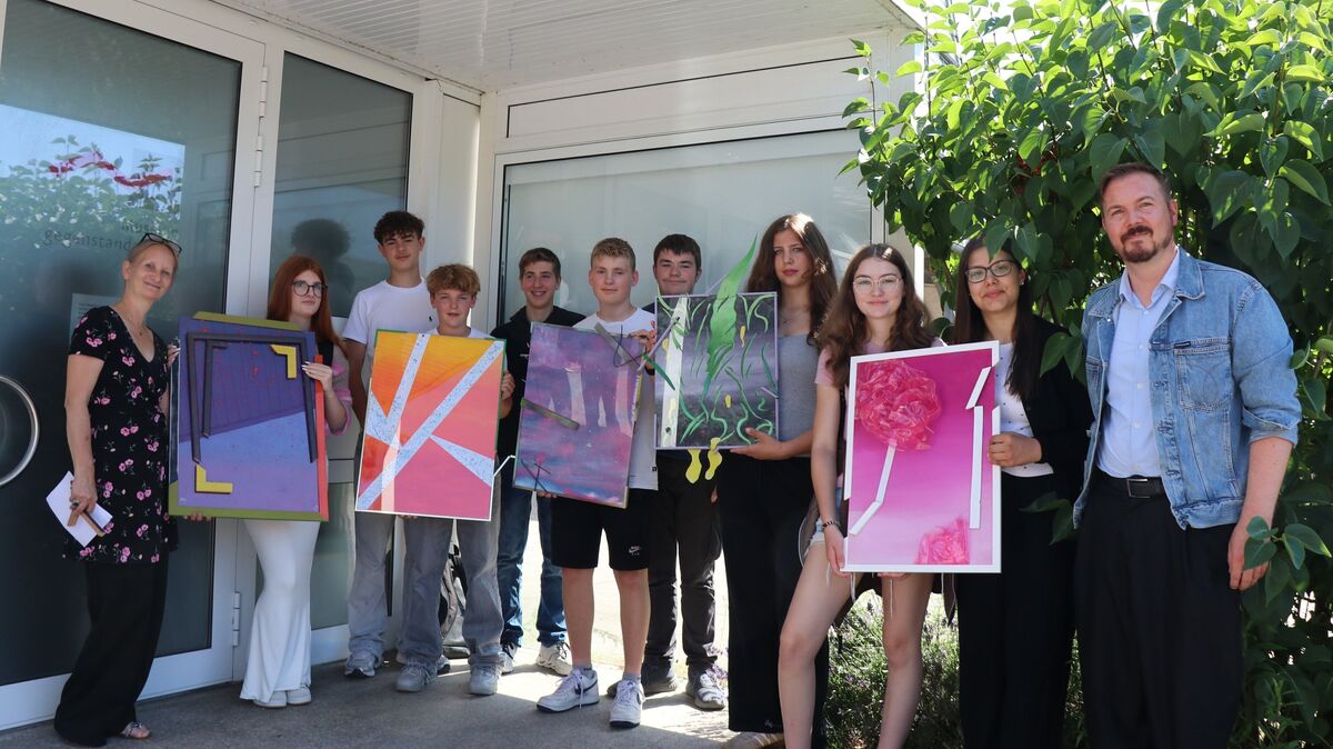 Schülerinnen und Schüler der Realschule Otterndorf präsentieren zusammen mit Kunstlehrerin Frauke Thimm (links) und Museumsleiter Wilko Austermann (rechts) stolz ihre Kunstwerke. Die Nachwuchskünstler hinter den von der Jury ausgewählten Werken sind: Noel Martin und Tjark Horeis; Robert Gottfried, Jonas Antoni und Leon Schmid; Antonia Sonnberg und Mette Blohm; Lina Kamphausen und Annalena Nill; Tabea Lenz und Laura Etemej. Foto: Mangels