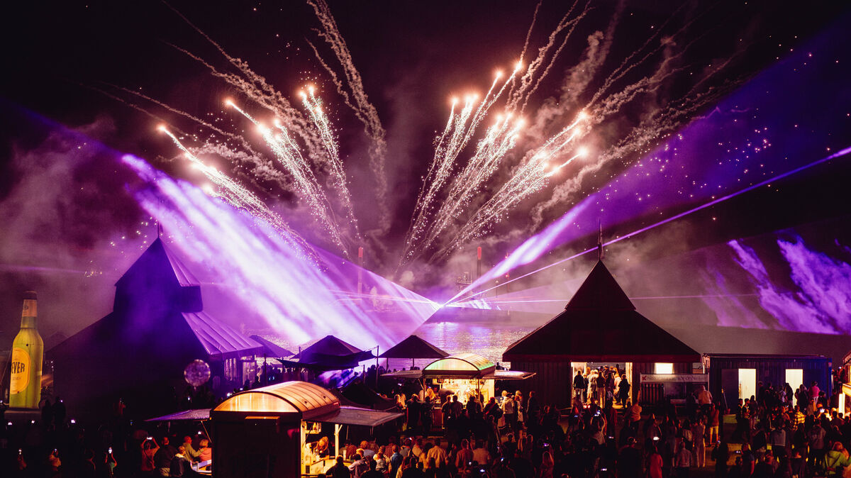 Ein spektakuläres Lichtermeer aus Feuerwerk und Lasershow erhellt Cuxhavens Strand beim „Sommerabend am Meer“, während die Debatte um Umweltschutz und Tradition im Stadtrat weitergeht. Foto: Potschka