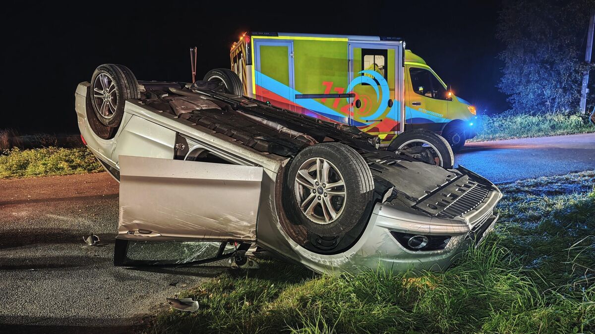 Das Auto bleibt auf dem Dach liegen. Foto: Polizei