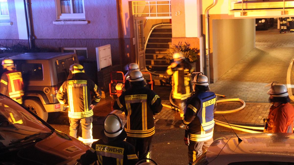 Die Einsatzkräfte rückten unter schwerem Atemschutz durch das Treppenhaus vor. Foto: Sassen